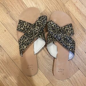 Like new leopard bow sandals